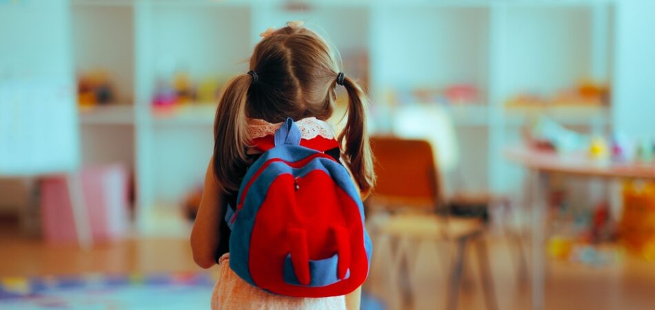 Student,arriving,in,class,in,the,first,day,of,school.